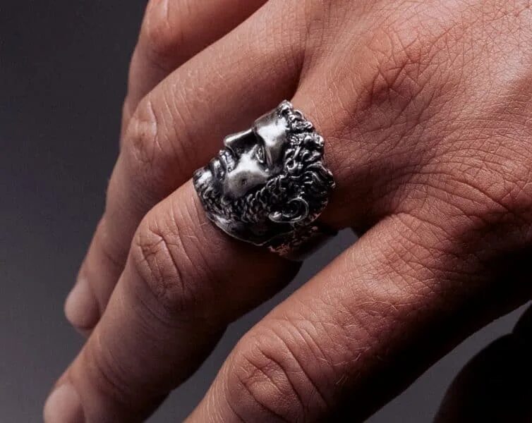 Серебряное кольцо сломалось. Индуистский перстень. Треснутое кольцо. Кольцо с трещиной.