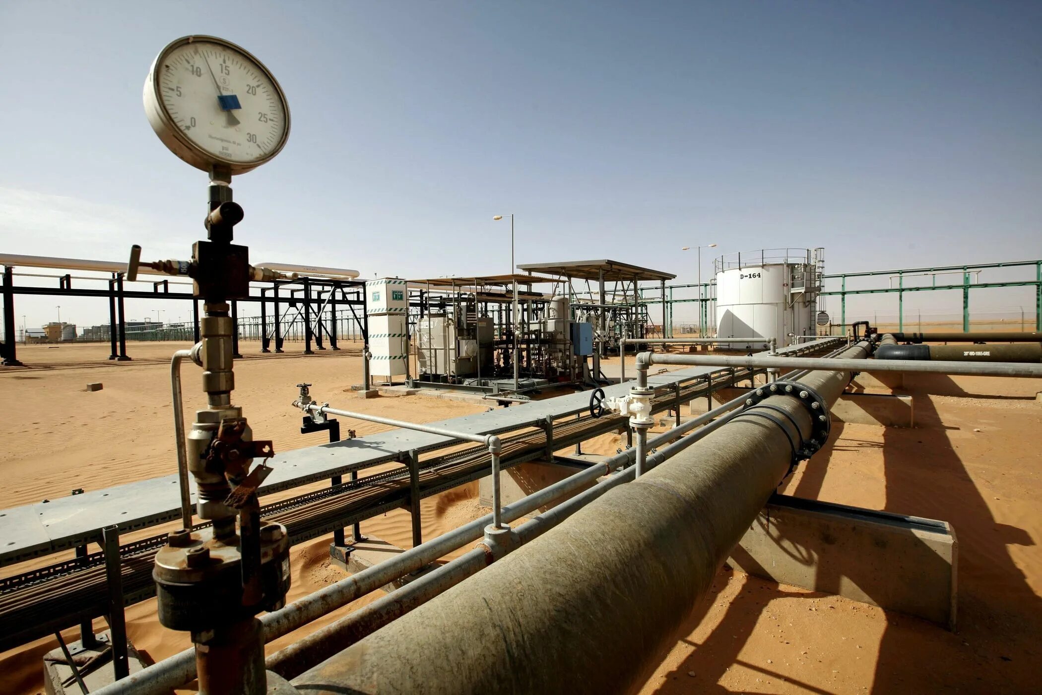 Что будет нефтью в мире. Добыча нефти в Ливии. Ливия нефтеперерабатывающий завод. Нефтяные месторождения Ливии. Сахара Ливия нефтедобыча.