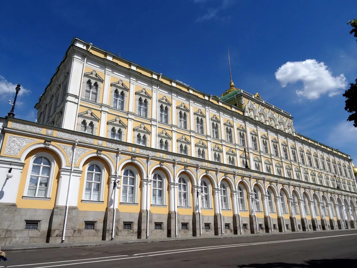 Резиденция президента россии в московском кремле. Сенатский дворец Московского Кремля. Большой Кремлёвский дворец в Москве. Резиденция президента России и большой Кремлёвский дворец.