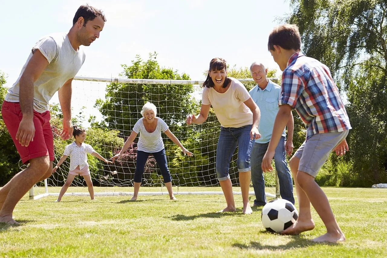 Спортивные и подвижные игры. Спортивная семья. Активные игры для детей. Сеьм язанмиается спортом.