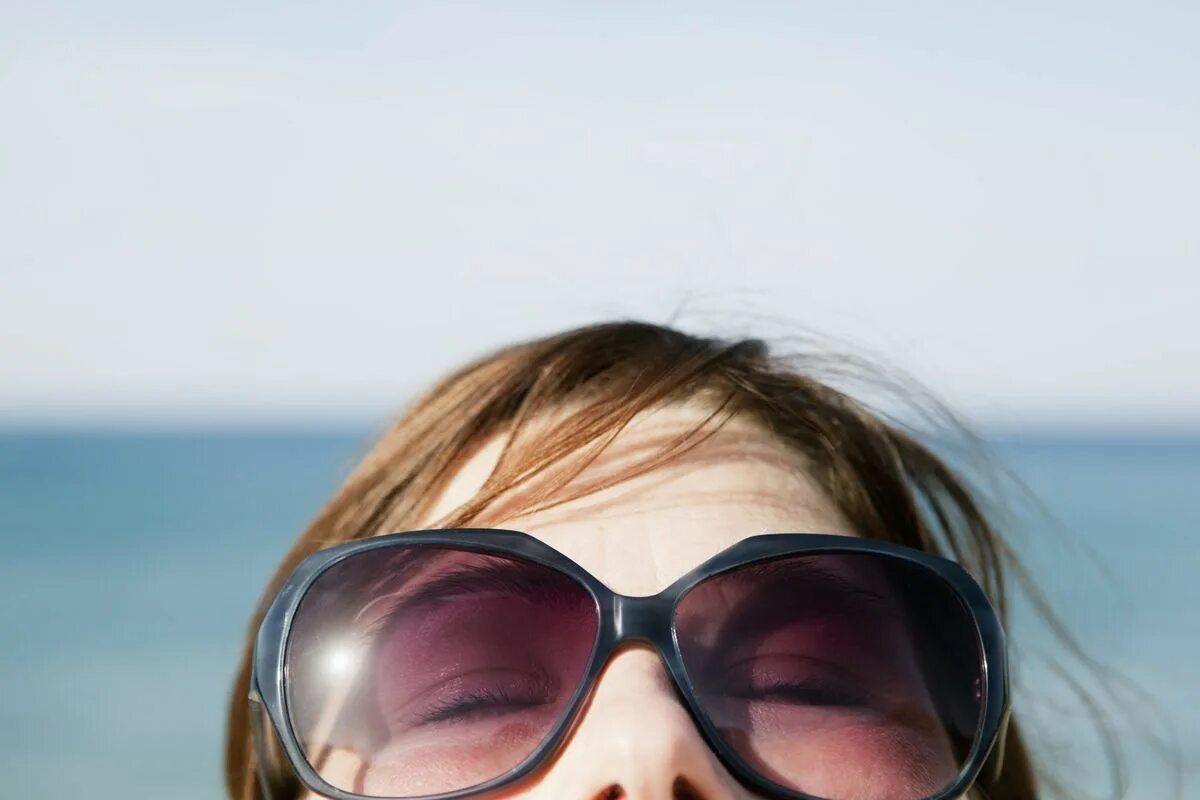 Your sunglasses. Человек в солнечных очках. Защита глаз. Селфи в солнечных очках. Лето люди в солнечных очках.