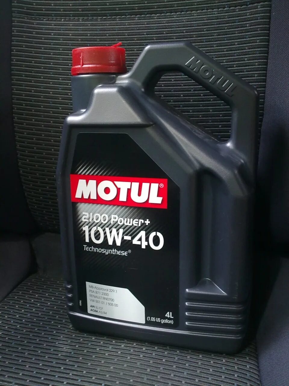 Моторное масло motul 10w 40. Мотюль 10w 40. Масло Мотул 10 в 40. Мотюль 10w 40 полусинтетика. 10 На 40 масло полусинтетика мотюль.