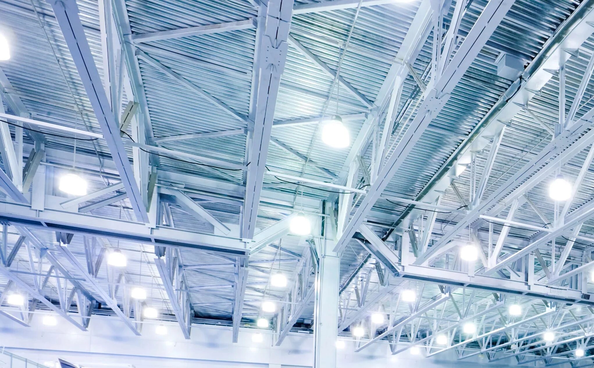 Освещение промышленных помещений. Системы освещения предприятий. Светильники для складских помещений. Light industrial конструктив. Освещение промышленного цеха.