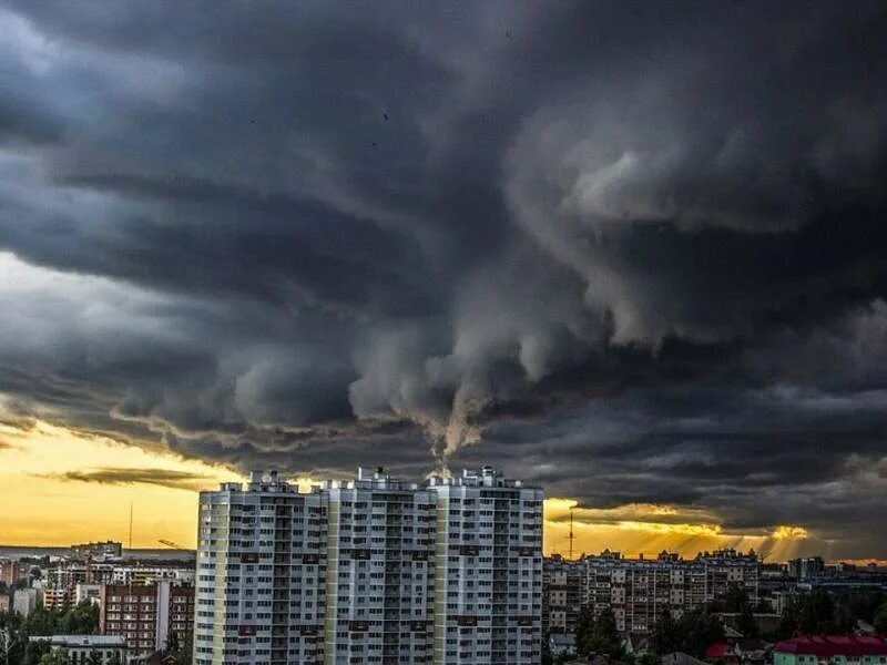 Торнадо в Москве. Тучи над городом. Торнадо над Москва. Смерч в Москве.