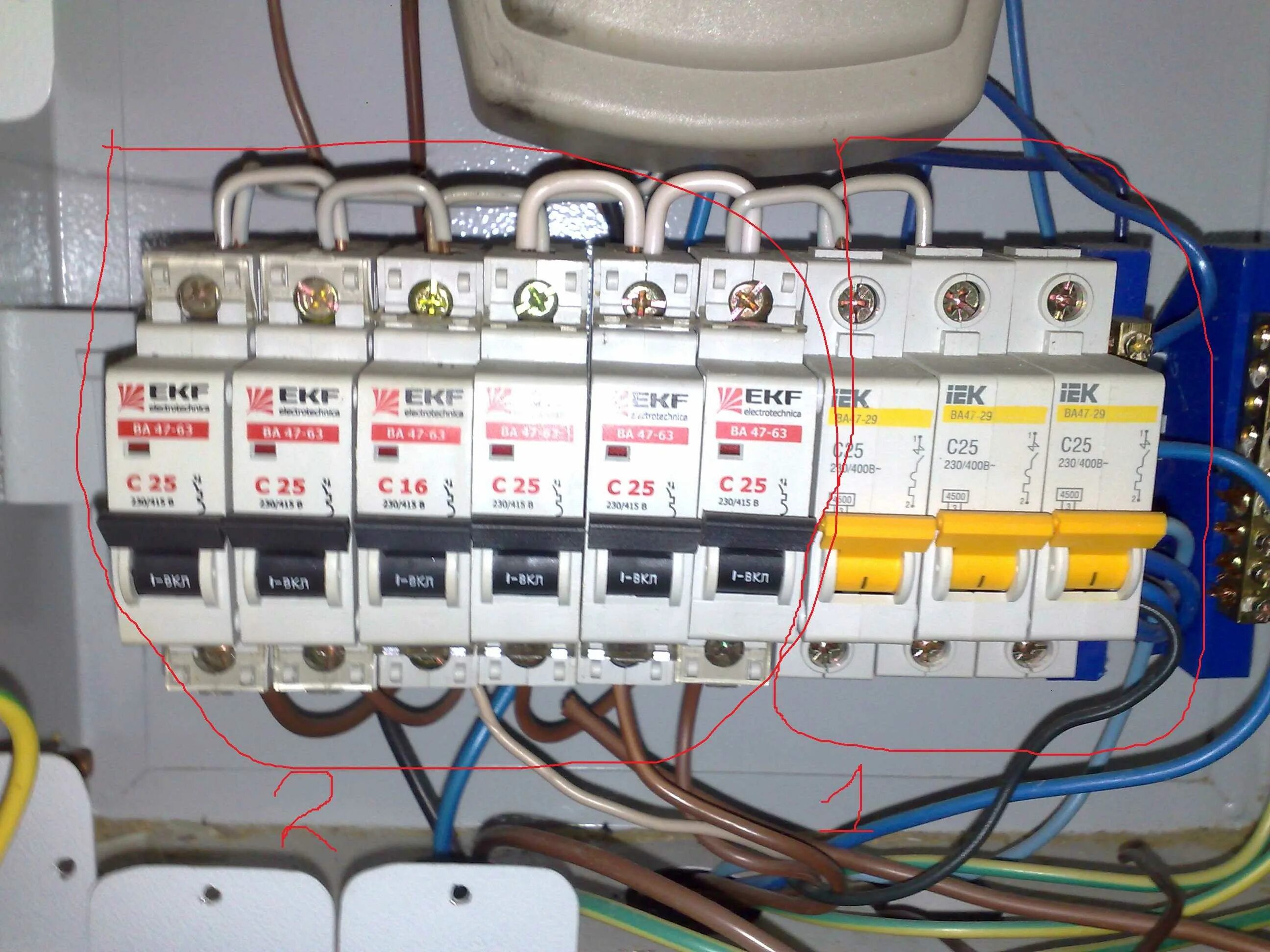 Соединение автоматов в щ ТКЕ. Как подключить провод к автомату в щитке. Соединители для нескольких проводов автоматов в щитке. Как подключить автоматы в распределительном щитке. Правильный автоматический выключатель