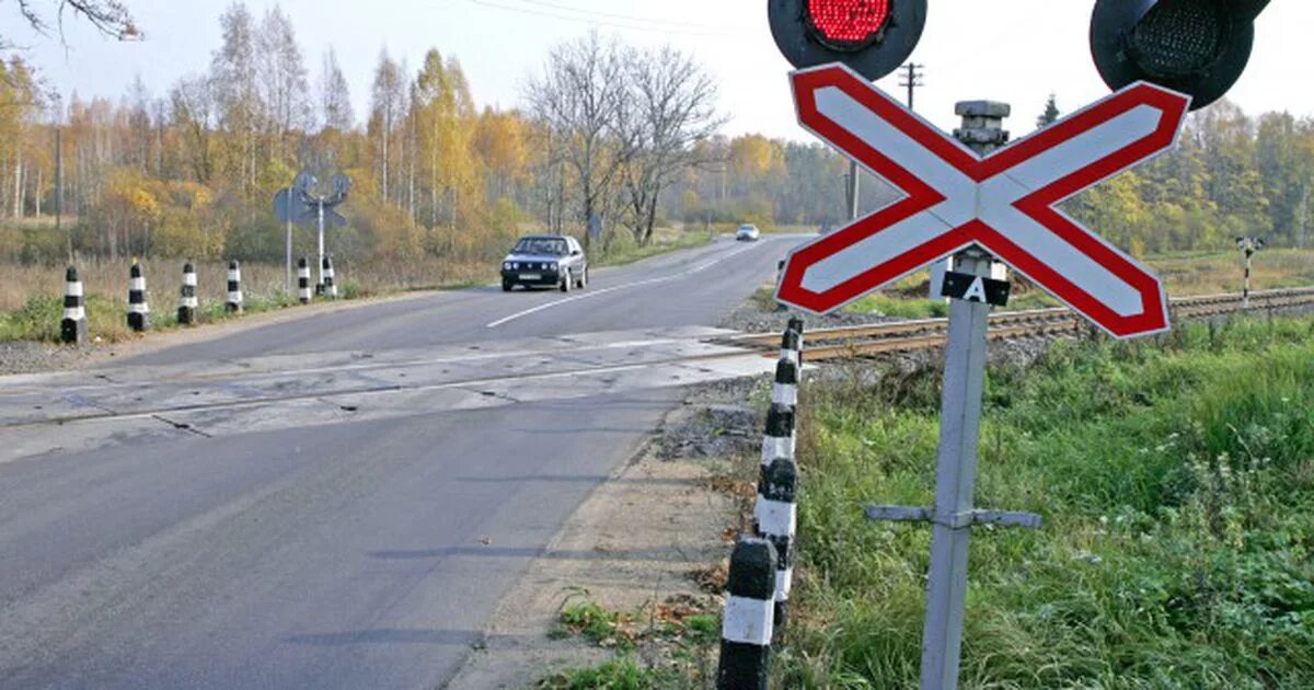 знаки железные знаки фото. знак железнодорожный переезд однопутная железная дорога. переездные светофоры. знаки на дороге. железнодорожные таблички.