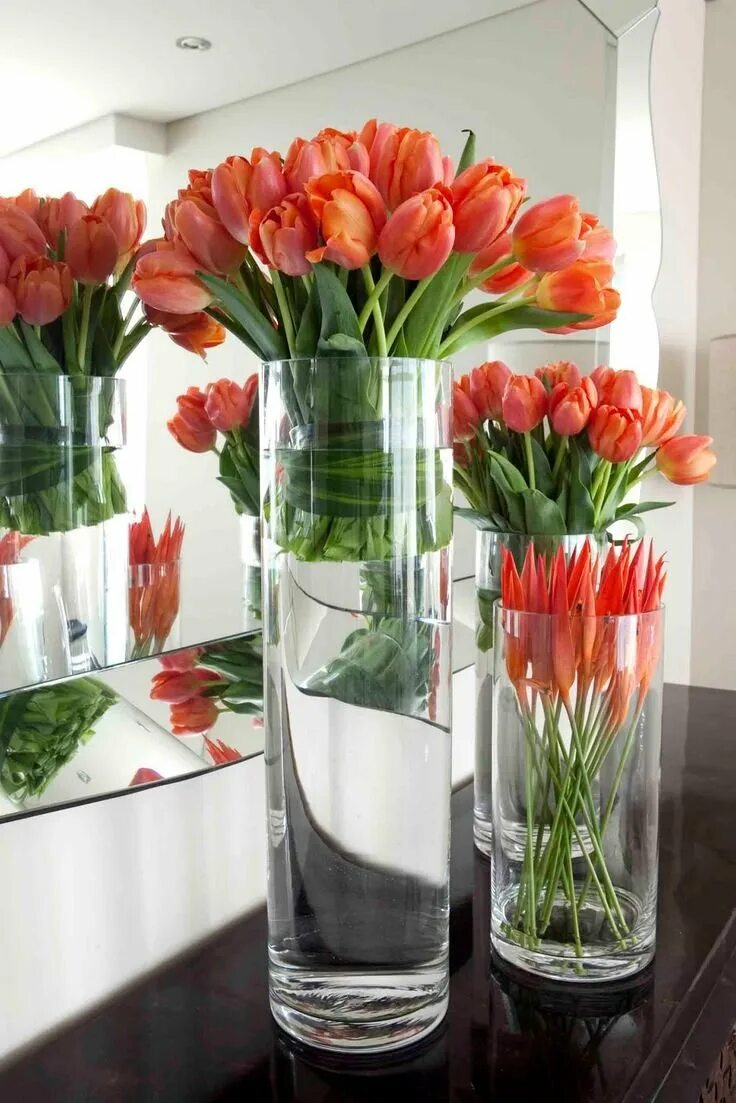 Сколько стоят в вазе тюльпаны с водой. Вазы для тюльпанов. Тюльпаны в стеклянной вазе. Цветы в прозрачной вазе. Искусственные цветы в прозрачной вазе.