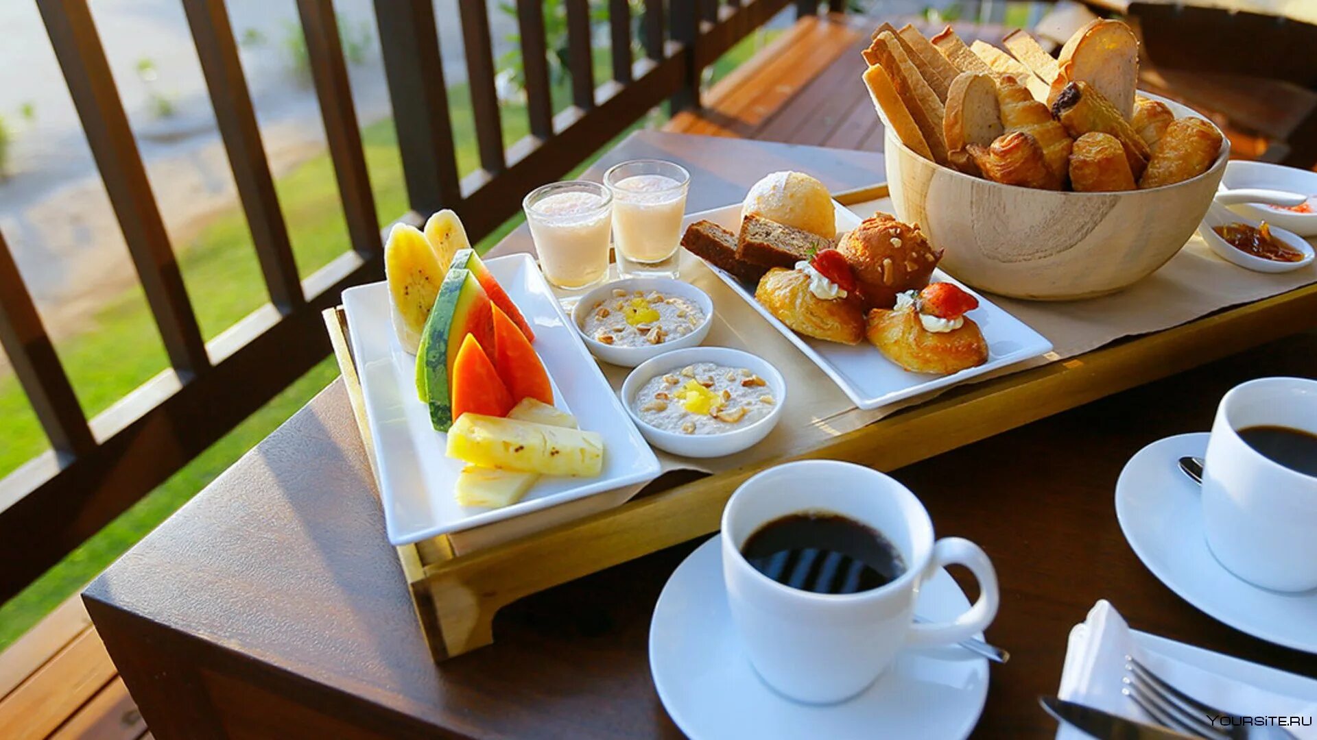 Завтрак на террасе. Летний завтрак. Уютные Завтраки на террасе. Красивый завтрак в отеле. Завтрак в летнем кафе