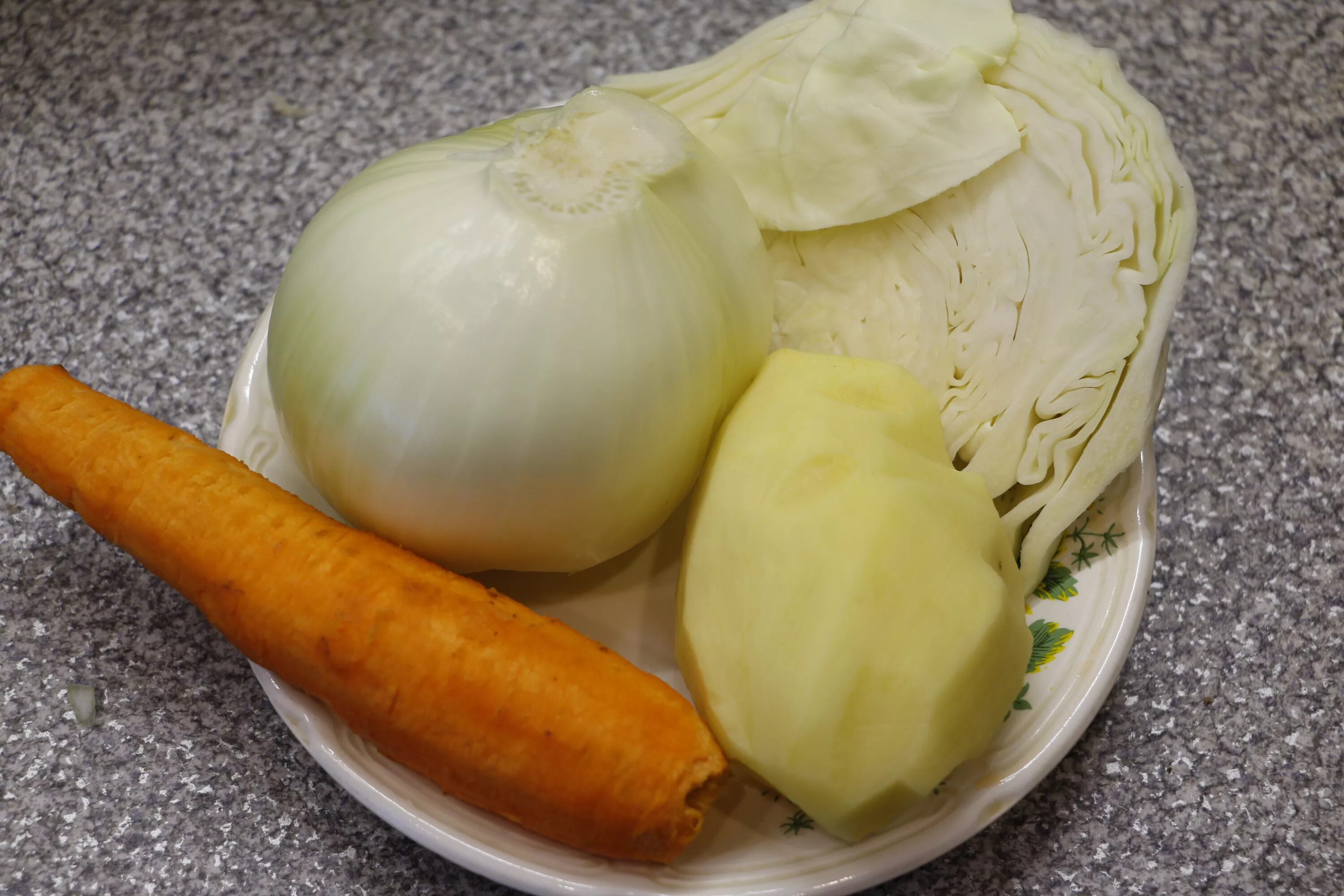 Рецепт капуста картошка морковь. Лук морковь капуста. Лук и морковь. Лук капуста капуста. Чищенные картошка морковь лук.