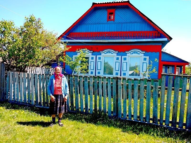 Тетя стоял дом деревня около составить предложения. Домик в деревне бабушка. бабушка в деревенском доме. деревенский домик у бабушки.