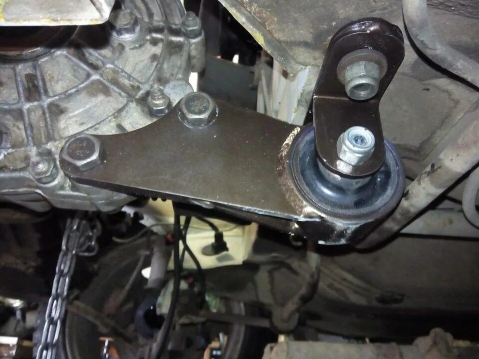 Bmw 22 31 6 796 617. Bmw x5 n55 подушки двигателя. Болт крепления кронштейна кпп 1118. Болты крепления кпп на бмв е39. Iveco daily 5 болт крепления кпп.