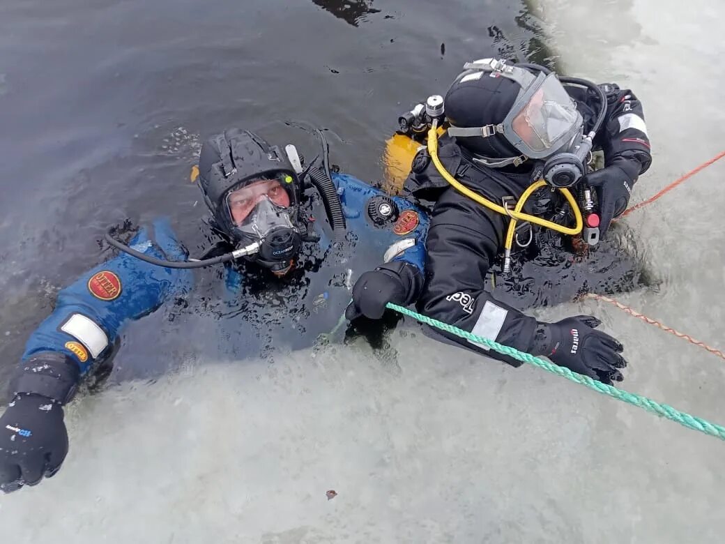 Водолазы из фонтейна вылавливают реликвии и надеются. Водолаз спасатель. Тренировочные водолазные спуски. Спасатель водолаз МЧС. Сборы водолазов спасателей.