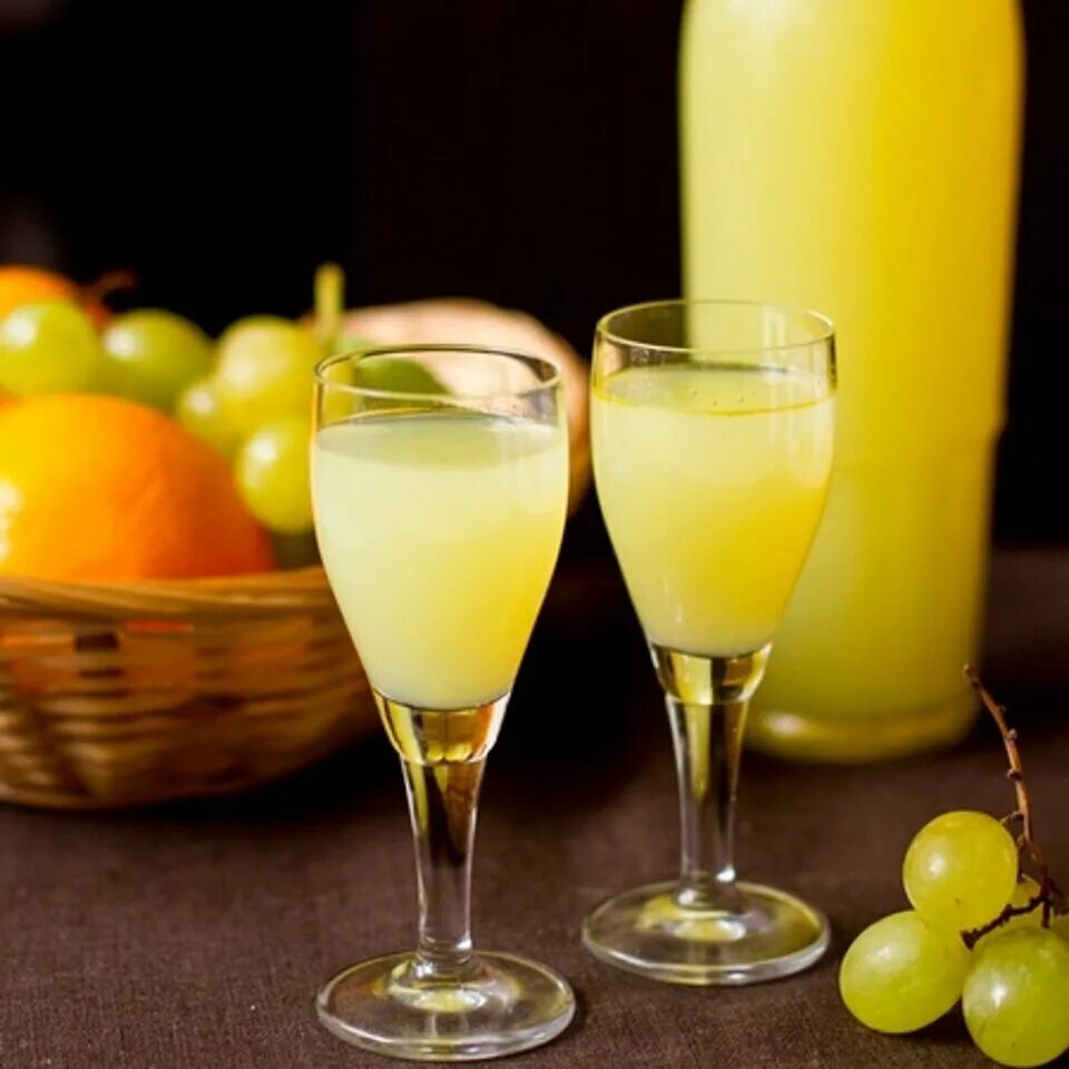 Базилик лимончелло, лимонный. Лимончелло подача. Лимонный ликёр limoncello. Лимонный ликёр limoncello. Лимончелло.
