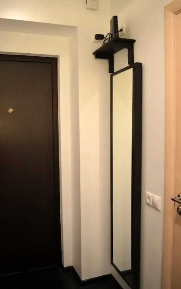 Роутер на стене в прихожей. Роутер в коридоре. маршрутизатор в прихожей. роутер на стене в коридоре. роутер над дверью в коридоре.
