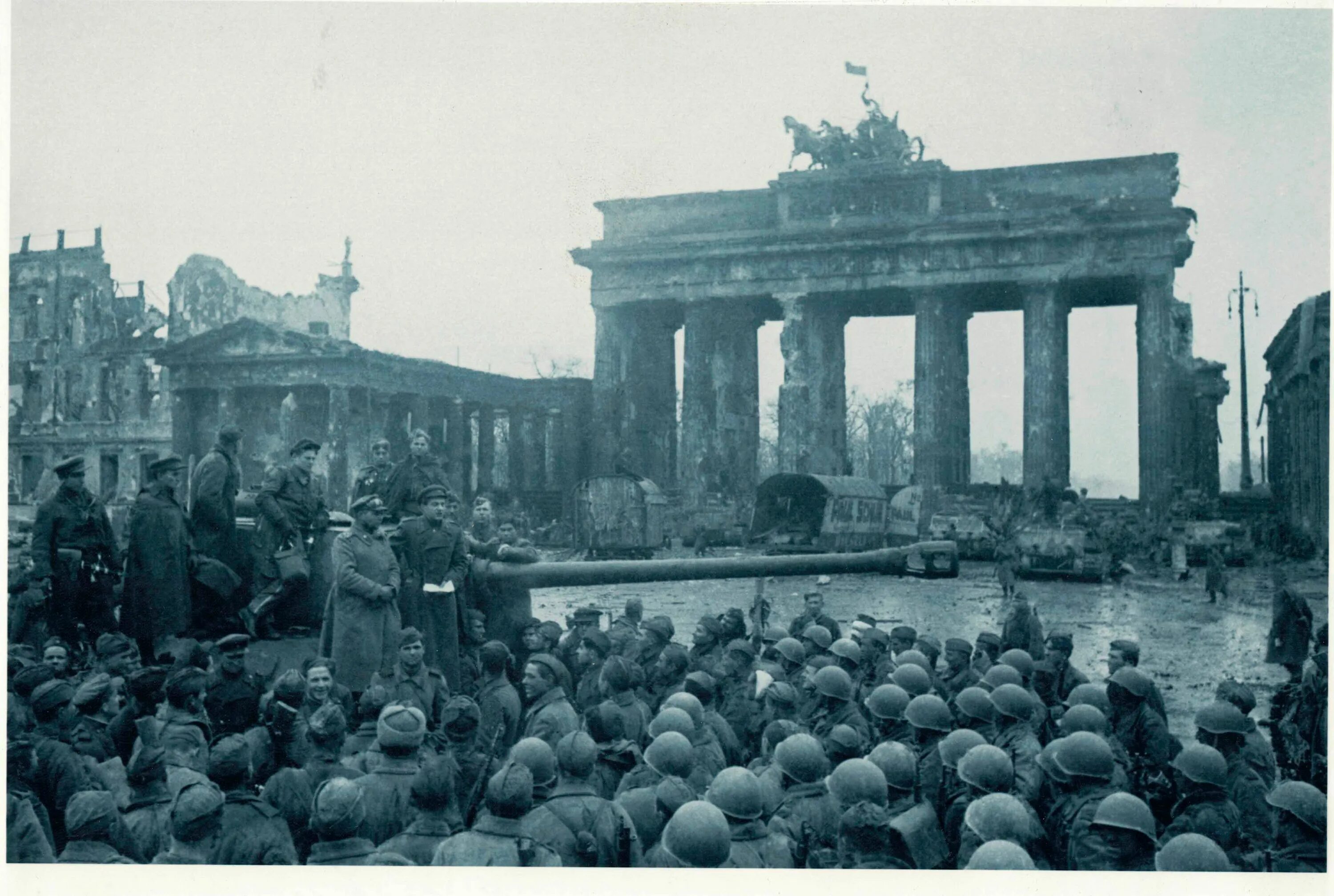 Фотография берлин 5 мая. Бранденбургские ворота Берлин 1945. Берлинцы май 1945 Берлин. Берлинбрандербурские ворота 1945. Бранденбургские ворота в Берлине 1941.