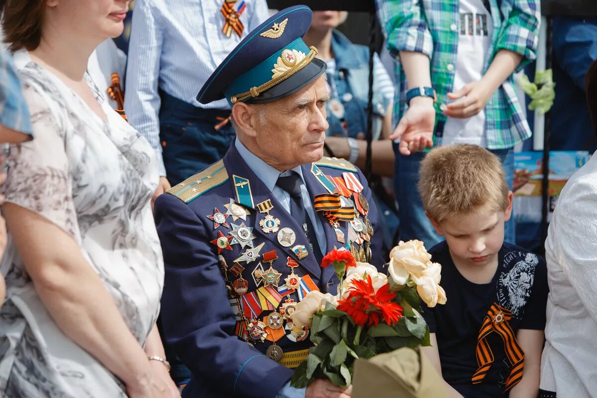 Празднование дня Победы. С праздником днем Победы. Традиции празднования дня Победы. Ветераны и дети.