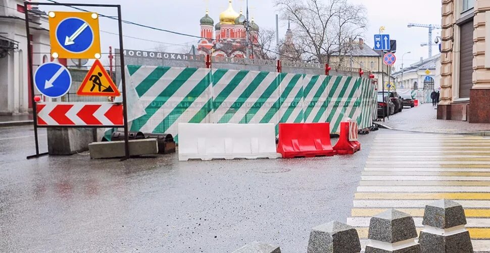 Ограждение улицы. Ограждение тротуара. Заграждение на улице. Временное ограждение на улице. Временныпешеходные дорожки.