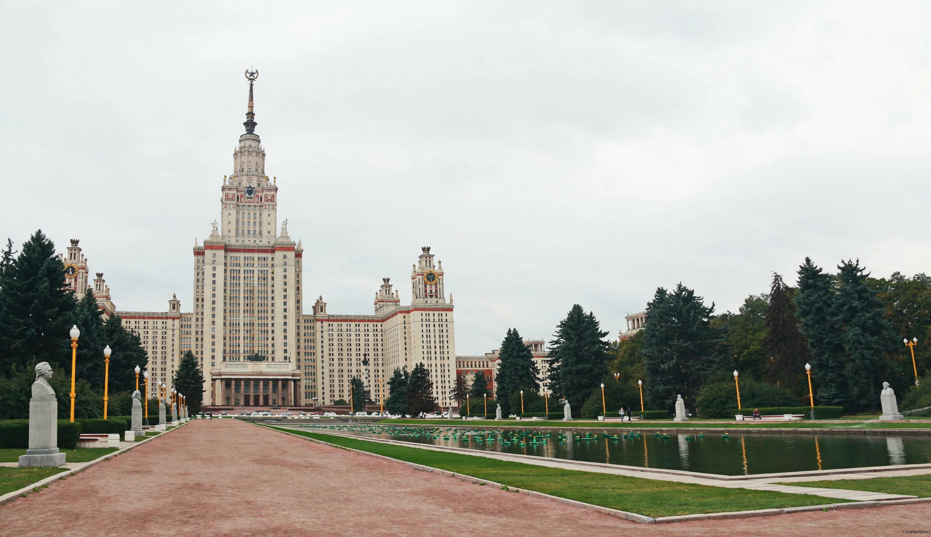 Цветков мгу. Парк МГУ Москва. Москва МГУ Воробьевы горы. Парк МГУ на Воробьевых. Парк перед МГУ.