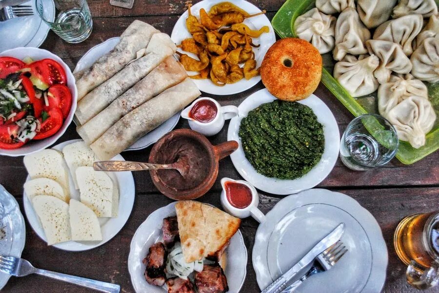 Georgian Cuisine Тбилиси. Грузинское застолье Тбилиси. Грузия - традиционное грузинское застолье Супра. Кавказский завтрак.