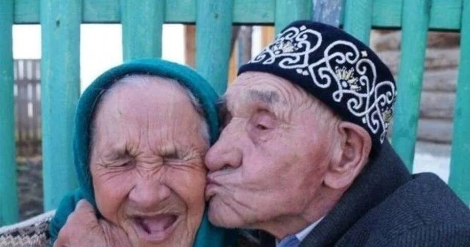 Поцелую дедушку. Веселые старики. Бабушка и дедушка. Веселые пенсионеры. Старик татарин.