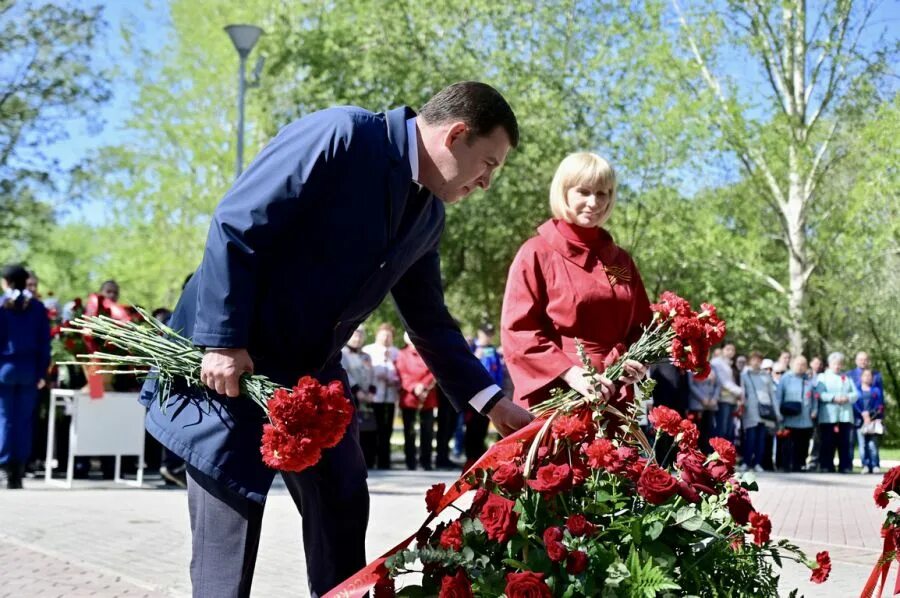 9 мая в пышме 2025. Возложение цветов к памятнику 9 мая. куйвашев 9 мая. челны 9 мая возложение цветов. памятник 9 мая.