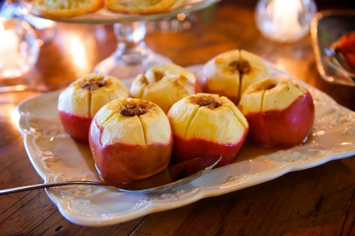Сладкие яблоки в духовке. Печеные яблоки. Запечённые яблоки в духовке. Фаршированные яблоки. Печеные яблоки половинками в духовке.