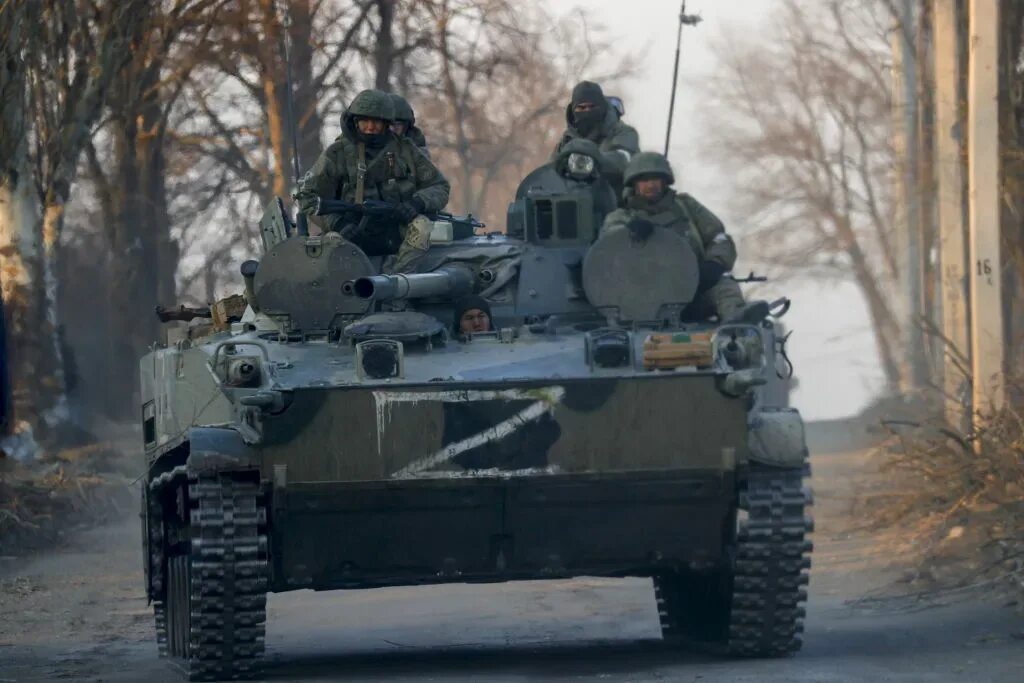 Украина z видео. Российская Военная техника. Колонна военной техники в Украине. Русские танки колонна на Украине. Колонна техники русский войск на Украине.