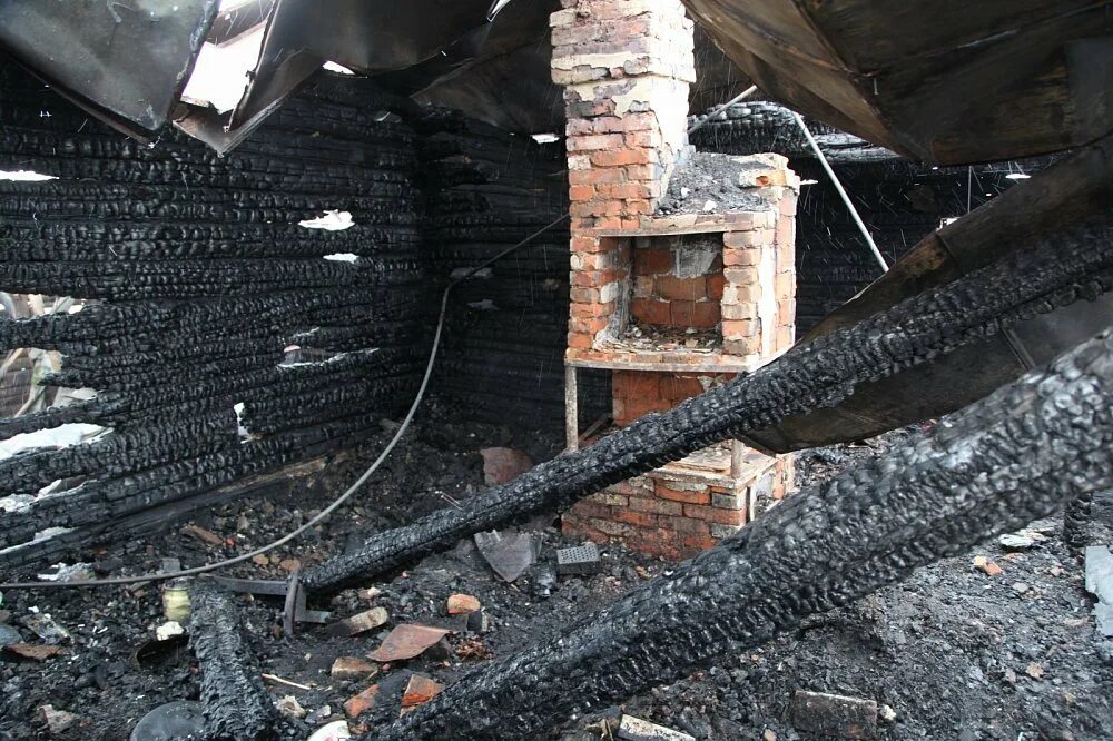 Человек в саже после пожара. Как выглядит человек после пожара. Что остается после пожара. Дом после пожара. Что остается после пожара.