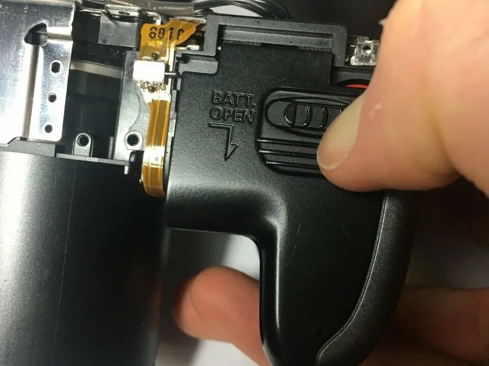 Как снять крышку батарейного отсека Canon EOS Rebel T4i Battery Replacement iFixit Repair Guide