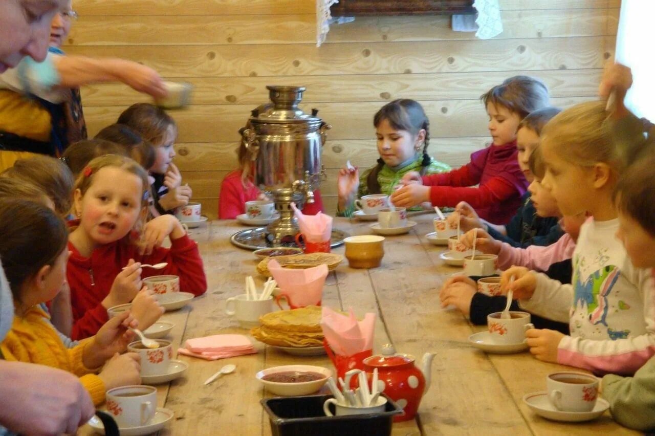 Семейные традиции чаепитие. Чаепитие для детей. Чаепитие в саду. Чаепитие для детей в детском саду. Посиделки для детей.