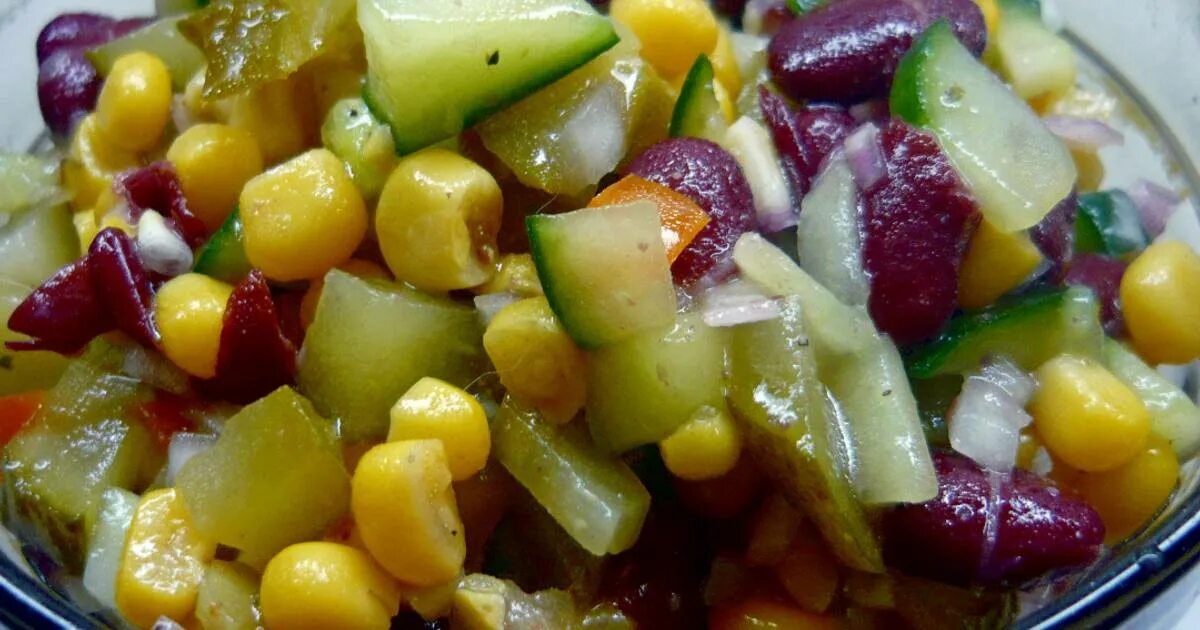Салат из фасоли. Овощной салат с фасолью. Салат с фасолью и чесноком. Овощной салат с фасолью. Постный салат с фасолью и огурцами свежими.