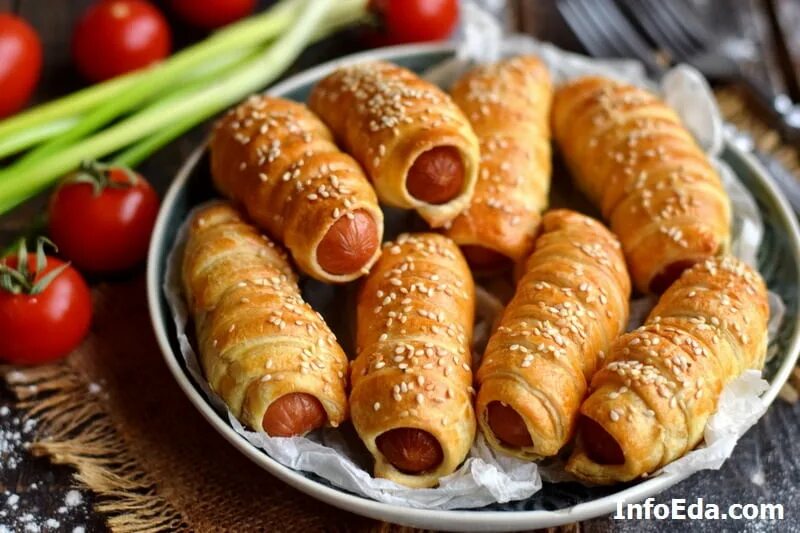 Вкусная сосиска в тесте рецепт в духовке. Сосиска в тесте. ckcbcmrf d ntcncr. сосиски в тесте готовые. сосиски в слоёном дрожжевом тесте в духовке.