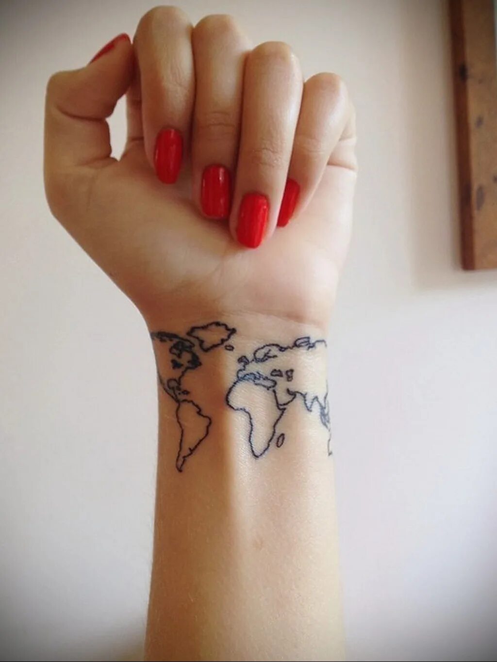 необычные тату на запястье для девушек. тута на запястье девушке. рисунок на запястье тату. тату хной на руке для девушек маленькие. красивые маленькие тату для девушек.