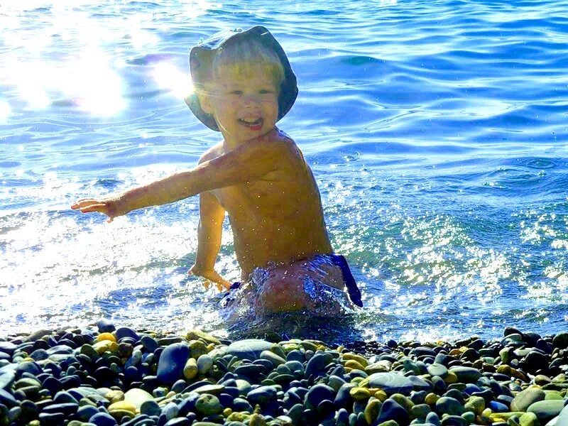 Пляжи черного моря для детей. Дети на море. Пляж галька дети. Дети на море галька. Маленькие дети на море.