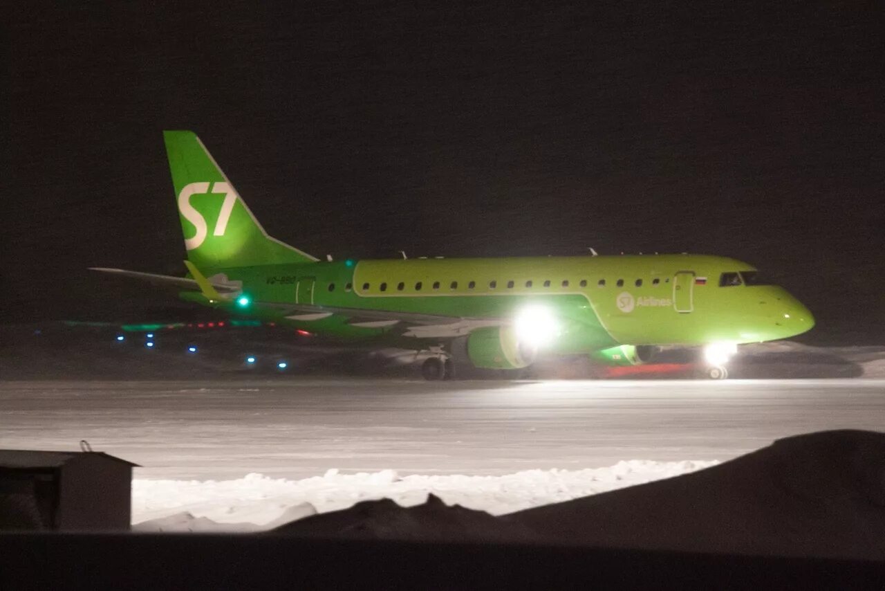 Самолет кемерово. Эмбраер 170. S7 Кемерово Новосибирск. S7 Барнаул. Е-170 самолёт s7.