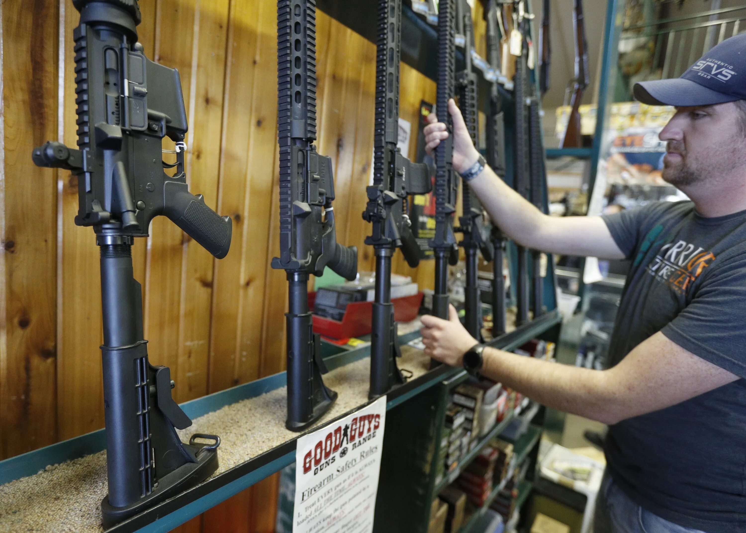 Оружейный магазин в Америке. Магазин оружия в США. Оружие Америки. Оружие в супермаркете США.