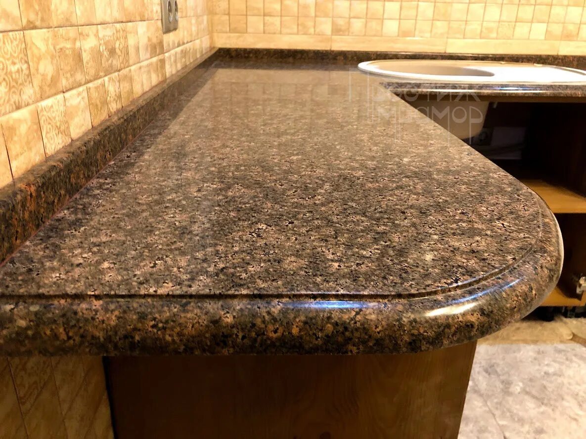 Изготовление гранитных столешниц. Балтик браун гранит. Столешница из гранита. Изготовление гранитных столешниц. Tan brown гранит столешница.