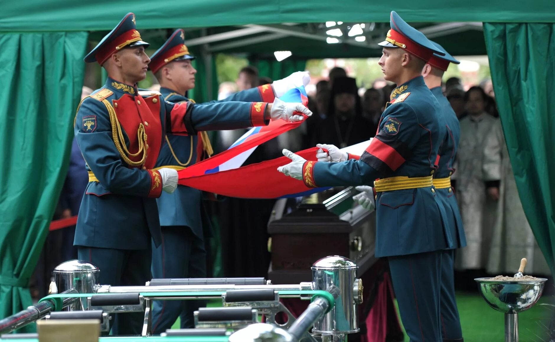 Отдание воинских почестей. Воинские почести при погребении. Церемония отдания воинских почестей. Почетный караул на похоронах.