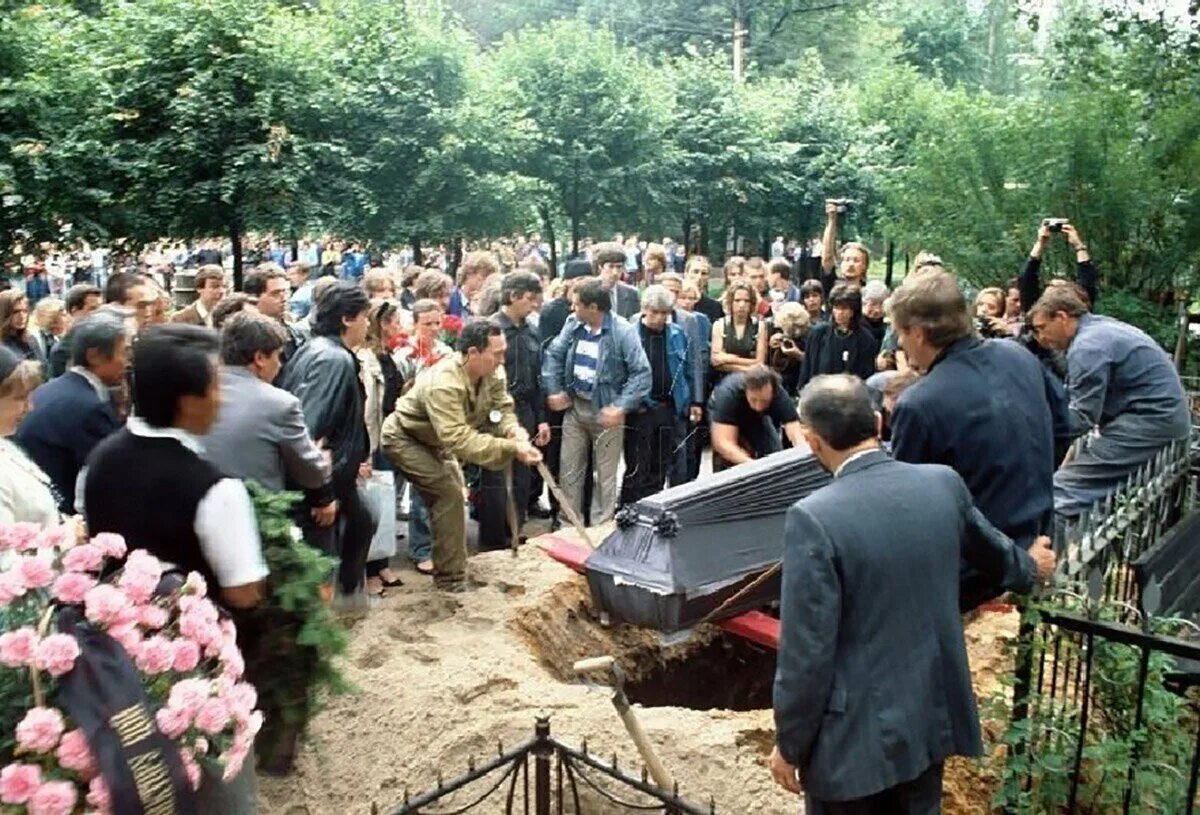 Похороны Цоя Виктора в 1990. Зачем на похоронах кидают