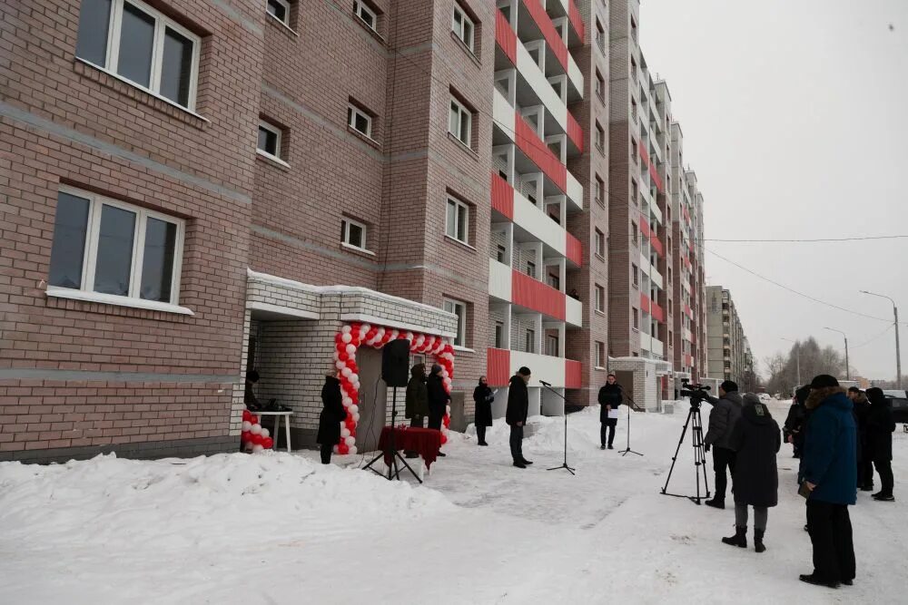 Доступное российское жилье. Новоселье из аварийного. Новое жилье русских. Западная 21.