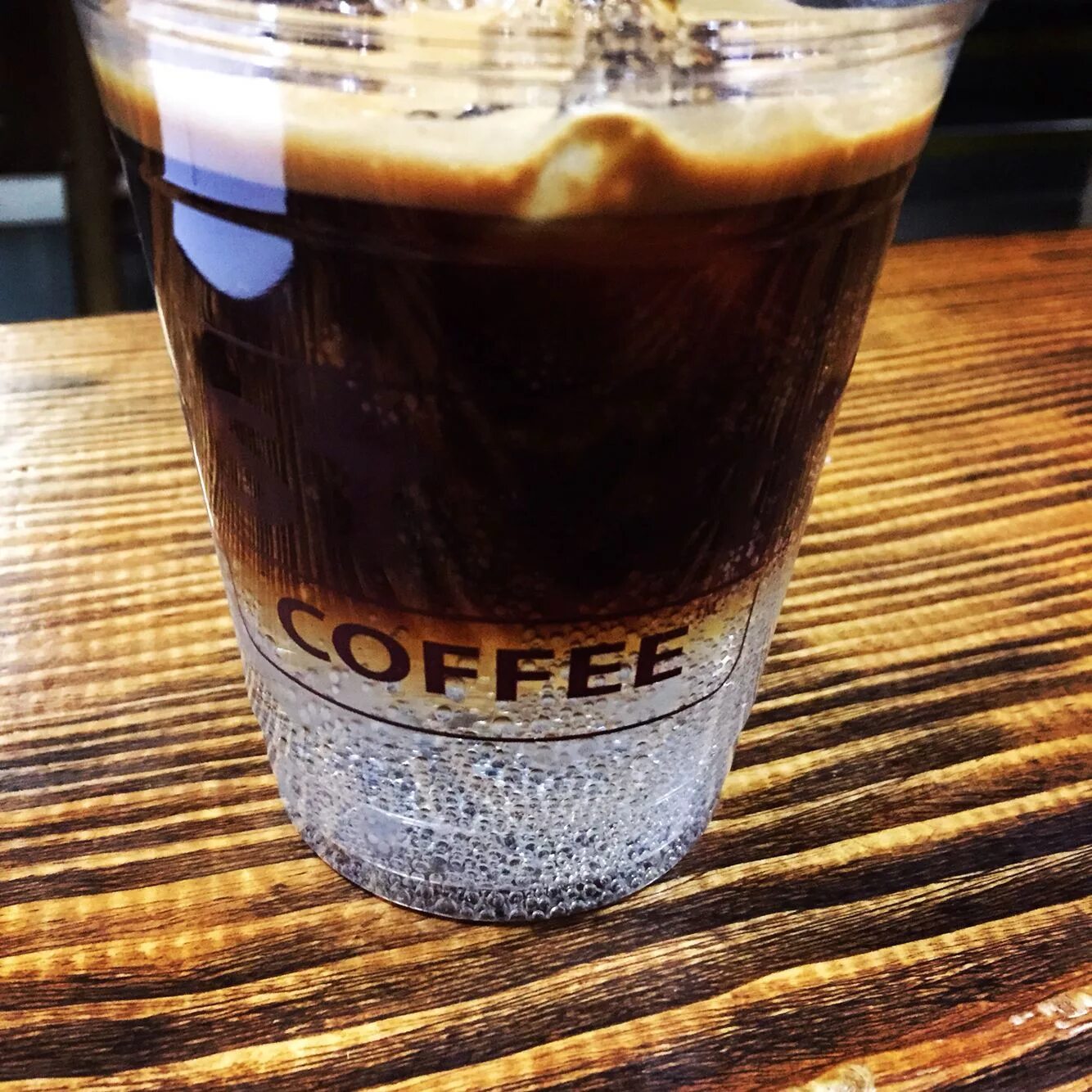 Эспрессо тоник кофейня. Кофе эспрессо тоник. Эспрессо тоник коктейль. Айс эспрессо тоник напиток. Кофе эспрессо тоник.