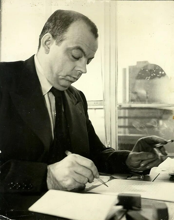 Писатель антуан де сент. Антуан де сент-Экзюпери писатель. Антуана де сент-Экзюпери (1900–1944). Антуан де сент-Экзюпери фото.