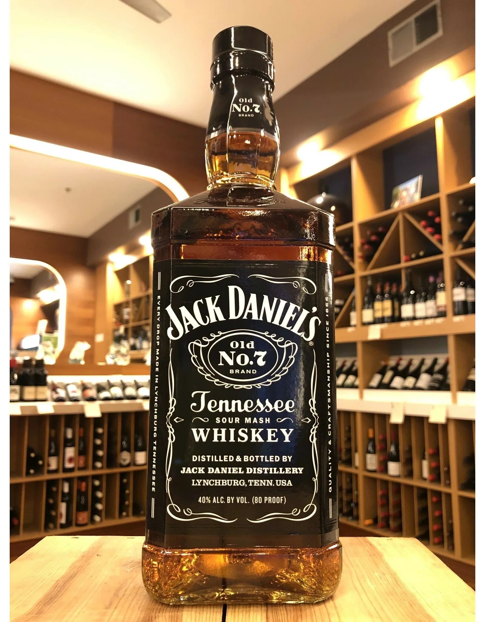 Купить джек дэниэлс 1 литр. Виски Джек Дэниэлс 1.75. Виски Джек Дэниэлс 1 литр. Джек Дэниэлс виски 1 литр оригинал. Джек 1 литр виски Джек Дэниэлс 1 литр.