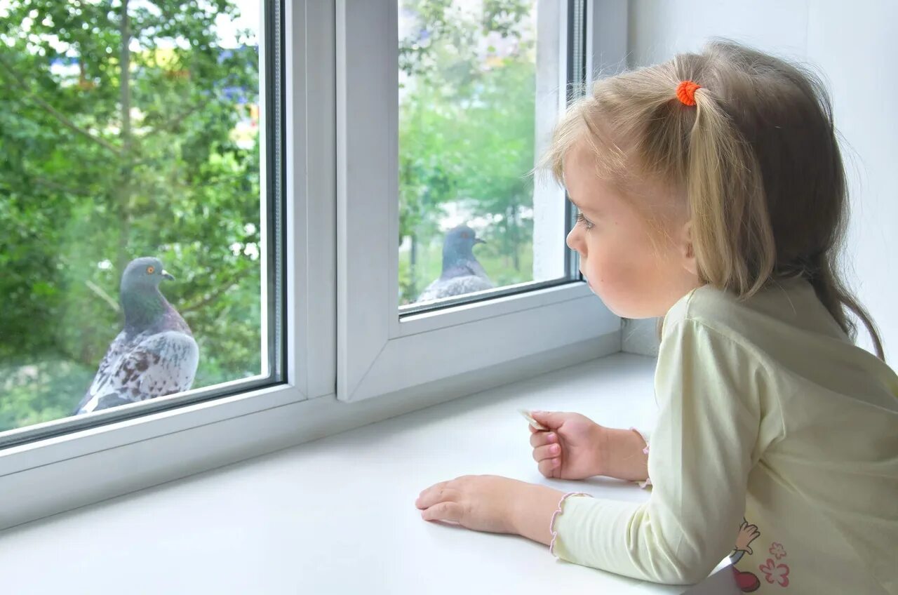 В окно весело играя. Ребенок на подоконнике. Девочка у окна. Девочка ёё. Дети ждут.