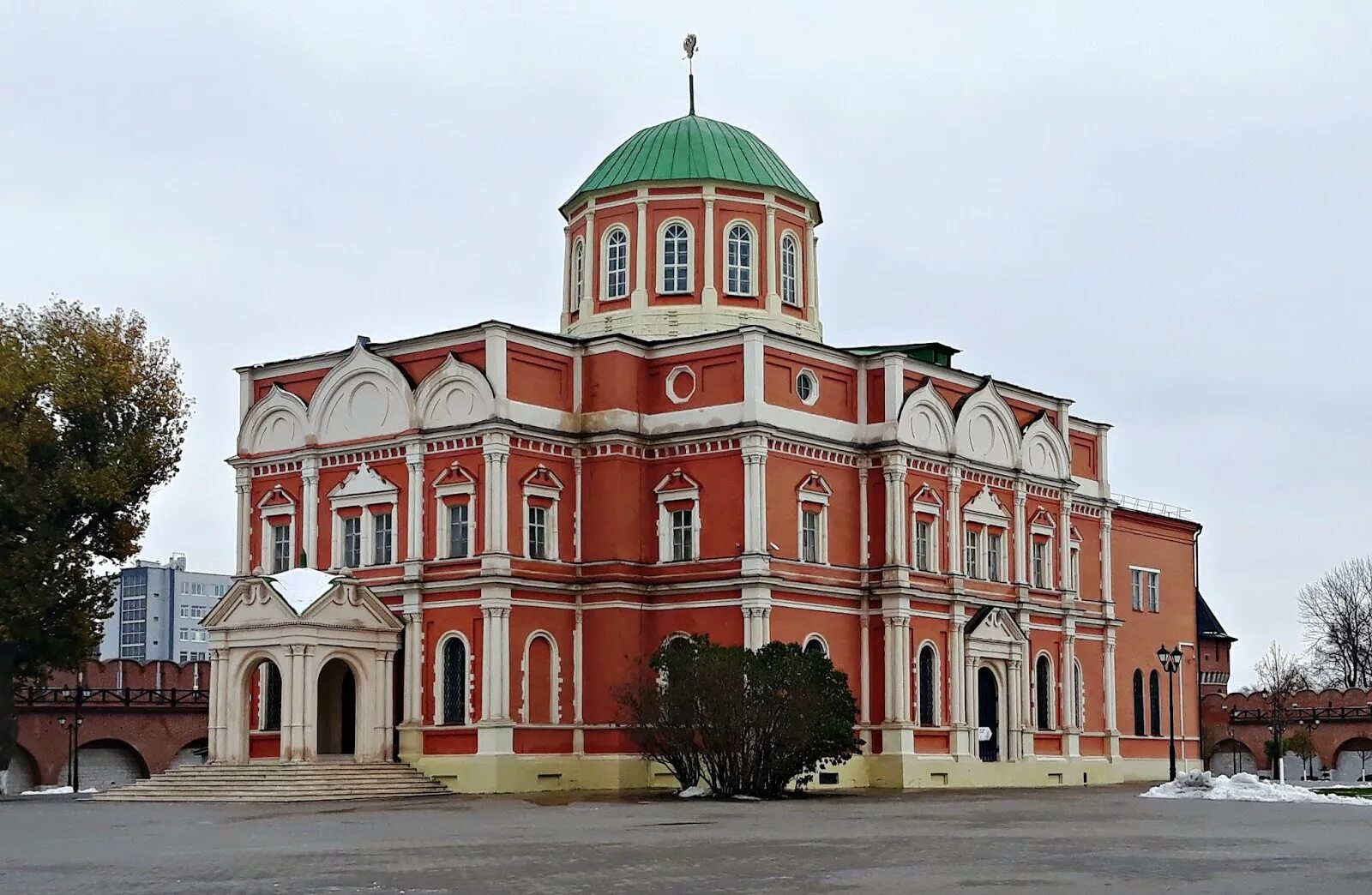 Оружейник тула. Областной центр город оружейников. Памятник оружейникам в туле. Вересаев памятник в туле. Памятник ижевским оружейникам памятники ижевска.