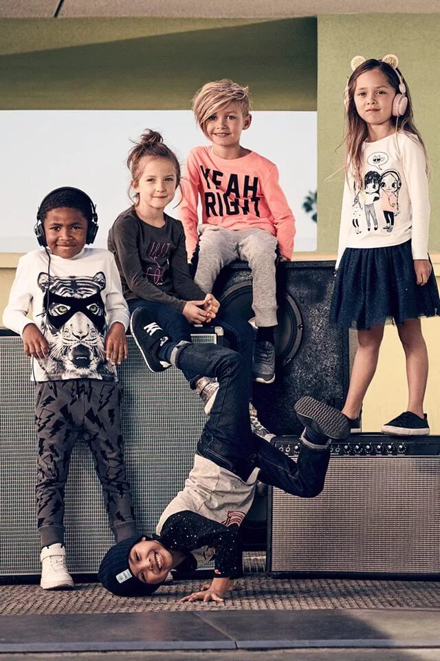 Дети в модной яркой одежде. H m детская одежда. H&m kids. H m одежда. Фирма h m детская одежда.
