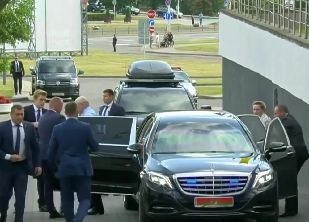 Кортеж лукашенко. Мерседес лукашенко. охрана президента лукашенко. кортеж президента белоруссии.