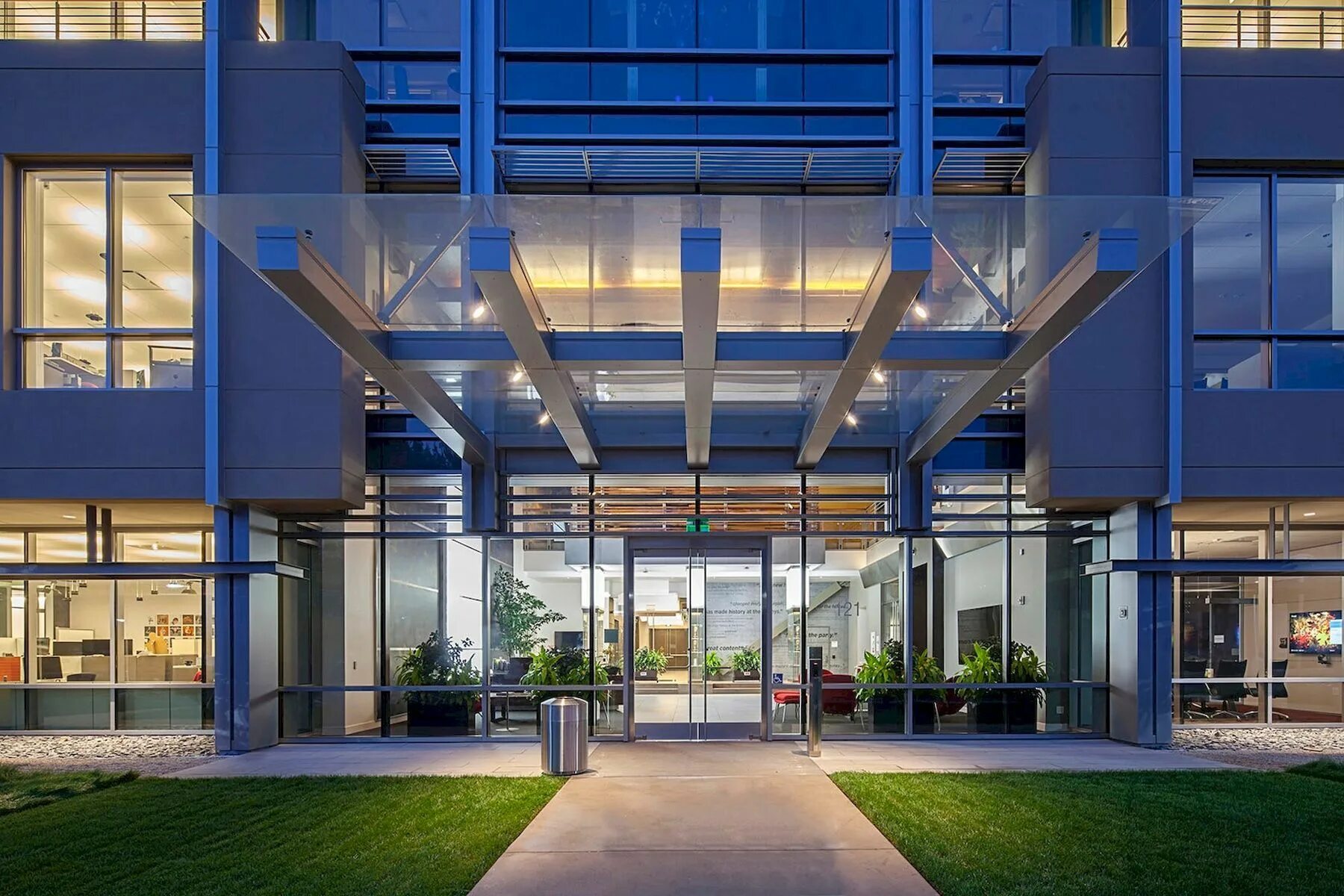 Smart building. Электрохромное стекло view dynamic glass. смарт билдинг. архитектура netflix. smart window glass.