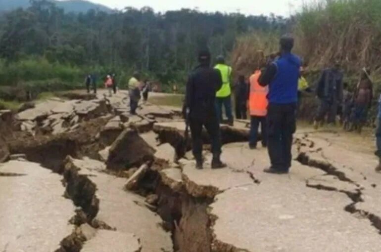 Землетрясение гвинея. Папуа новая Гвинея землетрясение. Землетрясение в Папуа новая Гвинея сейчас. Мощное землетрясение зафиксировано в Папуа - новой Гвинее. В Папуа - новой Гвинее произошло землетрясение магнитудой 5,2.