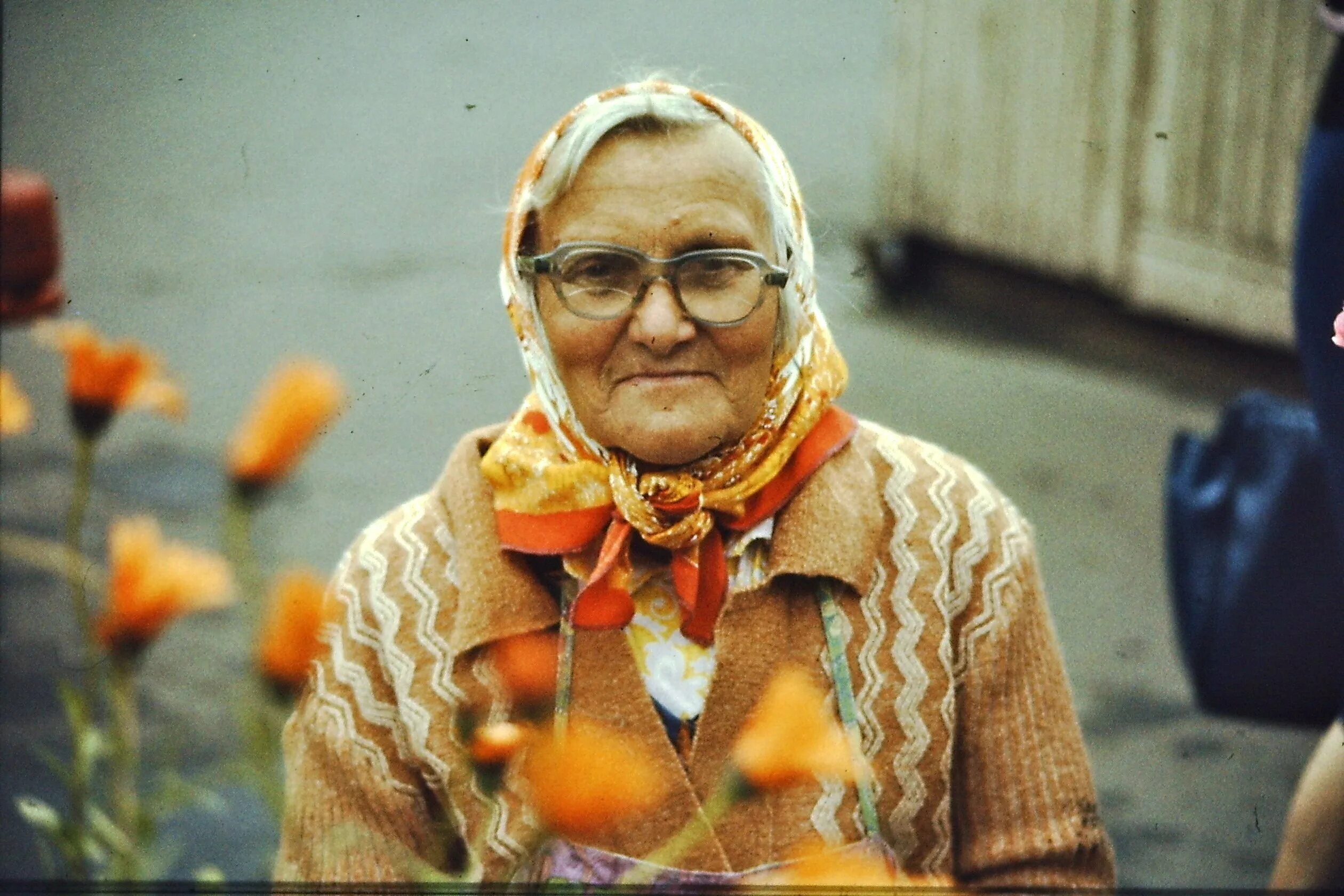 110 летняя бабушка. Сейчас другие бабушки. Две бабушки. Современная бабушка. Три модные старушки.